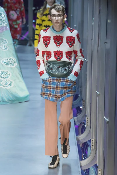 Look 50